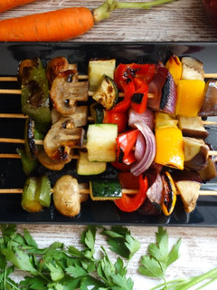 Una foto de Brochetas de verduras multicolores