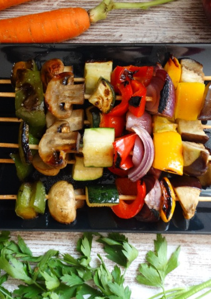 Una foto de Brochetas de verduras multicolores