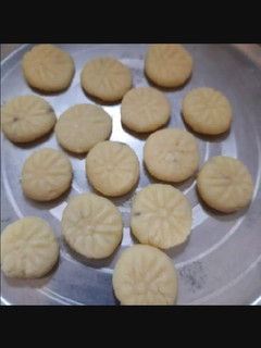 માવા ના પેંડા (Mava Peda Recipe In Gujarati) રેસીપી મુખ્ય ફોટો