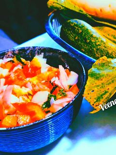 टमाटर,प्याज,मूली सलाद (tamatar pyaz mooli salad recipe in Hindi) रेसिपी मुख्य फोटो