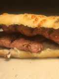Focaccia con longanizas a la brasa y allioli