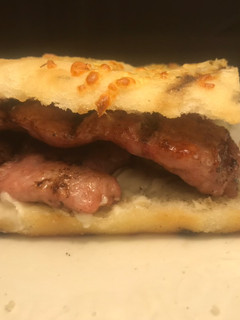 Una foto de Focaccia con longanizas a la brasa y allioli