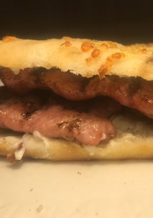 Foto principal de Focaccia con longanizas a la brasa y allioli