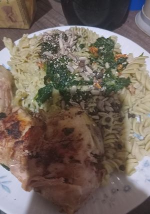 Una foto de Fideo de Arveja y Semilla y Pollo con Espinaca y Cilantro
