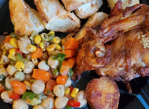 Una foto de Yuca y pollo frito con ensalada de granos.🇩🇴🇩🇴