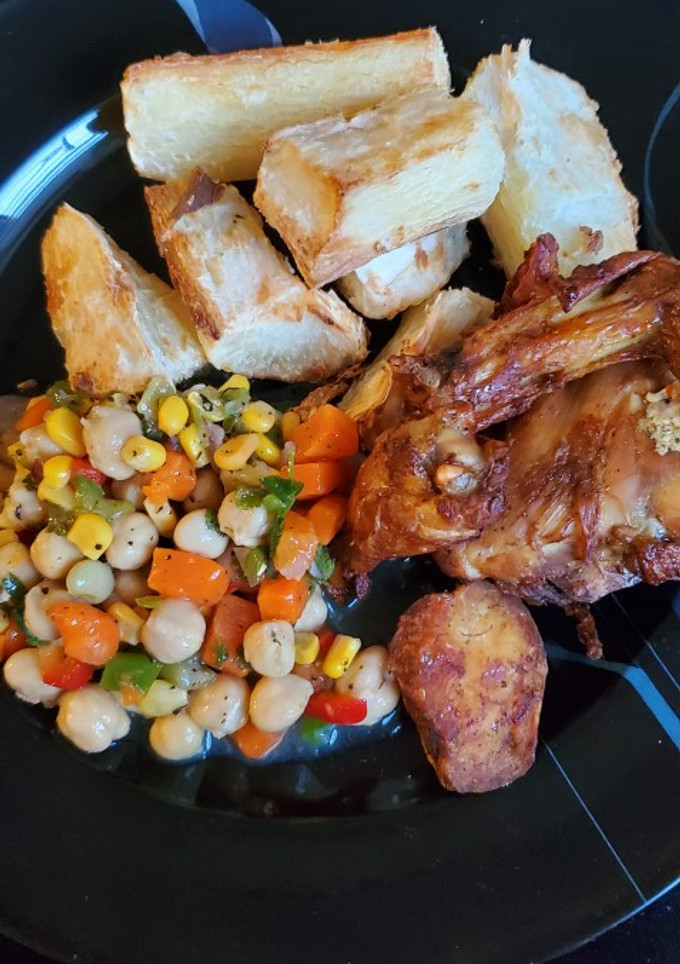 Una foto de Yuca y pollo frito con ensalada de granos.🇩🇴🇩🇴