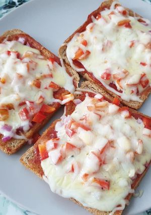 รูปของ Veggie Cheese Bread Pizza