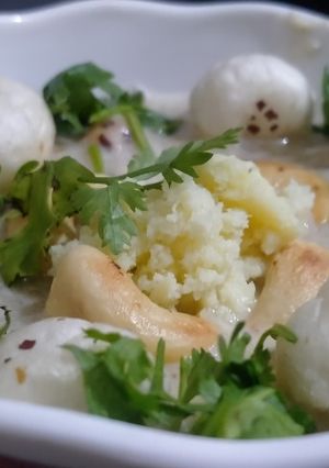 खोया काजू मखाना व्हाइट ग्रेव्ही (khoya kaju makhana with white gravy recipe in marathi) रेसिपी चे मुख्य फोटो 