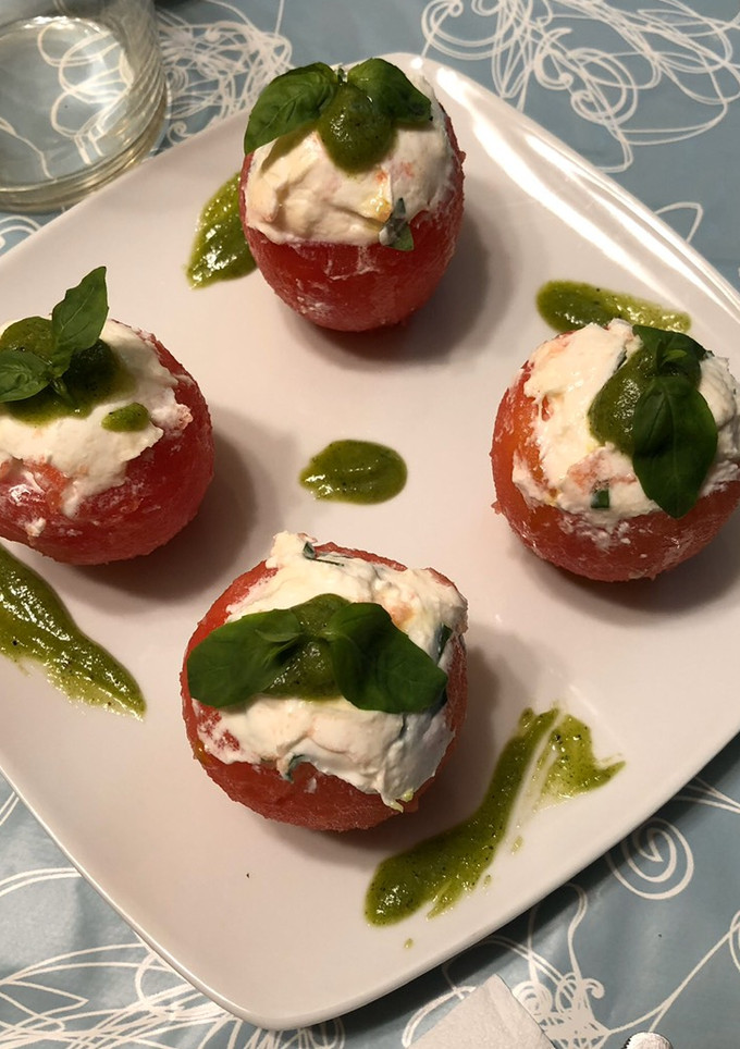 Una foto de Tomate relleno de mozzarella