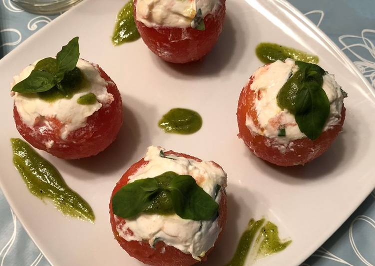 Tomate relleno de mozzarella