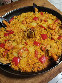 Una foto de Paella de marisco