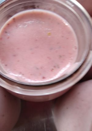 Una foto de Helado de frutilla y queso