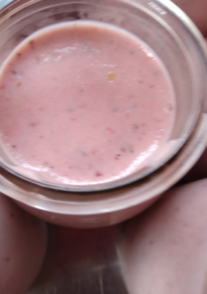 Una foto de Helado de frutilla y queso