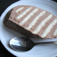 A picture of Marie Biscuits Log Cake.