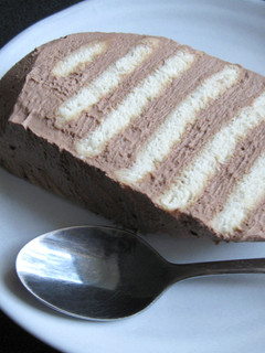 A picture of Marie Biscuits Log Cake.