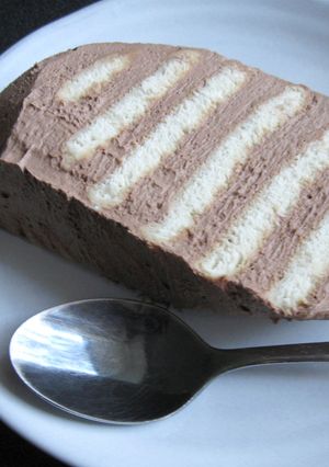A picture of Marie Biscuits Log Cake.