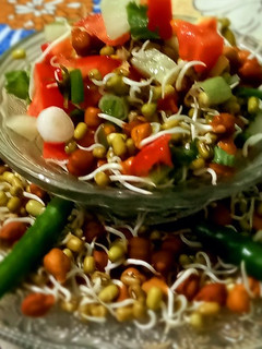 स्प्राउट सलाद (sprouts salad recipe in Hindi) रेसिपी मुख्य फोटो