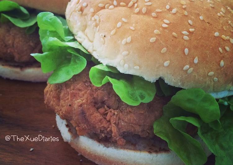 Bagaimana Menyiapkan KFC Inspired Burger Ayam Krispy, Enak Banget