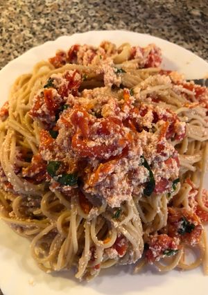 Φωτογραφία της συνταγής Spaghetti πρωτεΐνης με ντοματίνια, ανθότυρο και βασιλικό 🍃