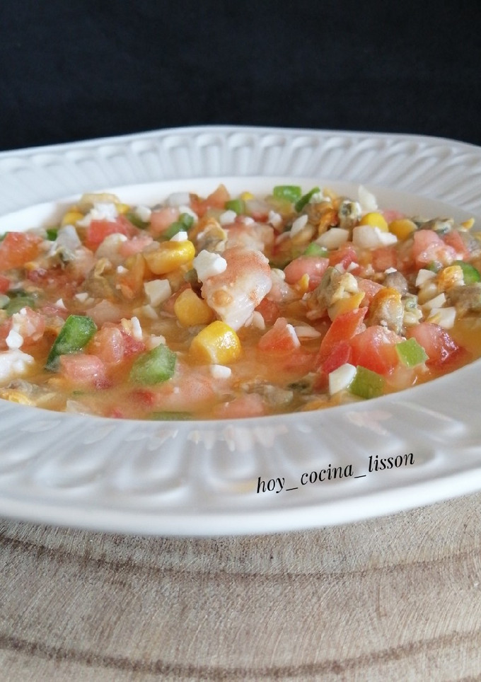 Una foto de Ensalada de langostinos y berberechos