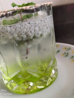 ग्रिन अपल मॉकटेल (सब्जा घालुन) (green apple mocktail recipe in marathi) रेसिपी चे मुख्य फोटो