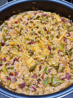 Una foto de Arroz salteado con trigueros y ajetes