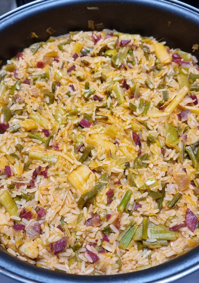 Una foto de Arroz salteado con trigueros y ajetes