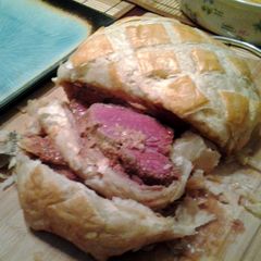 A picture of beef wellington.