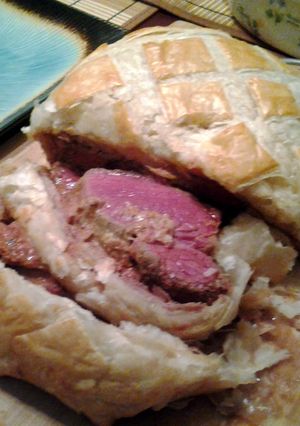 A picture of beef wellington.