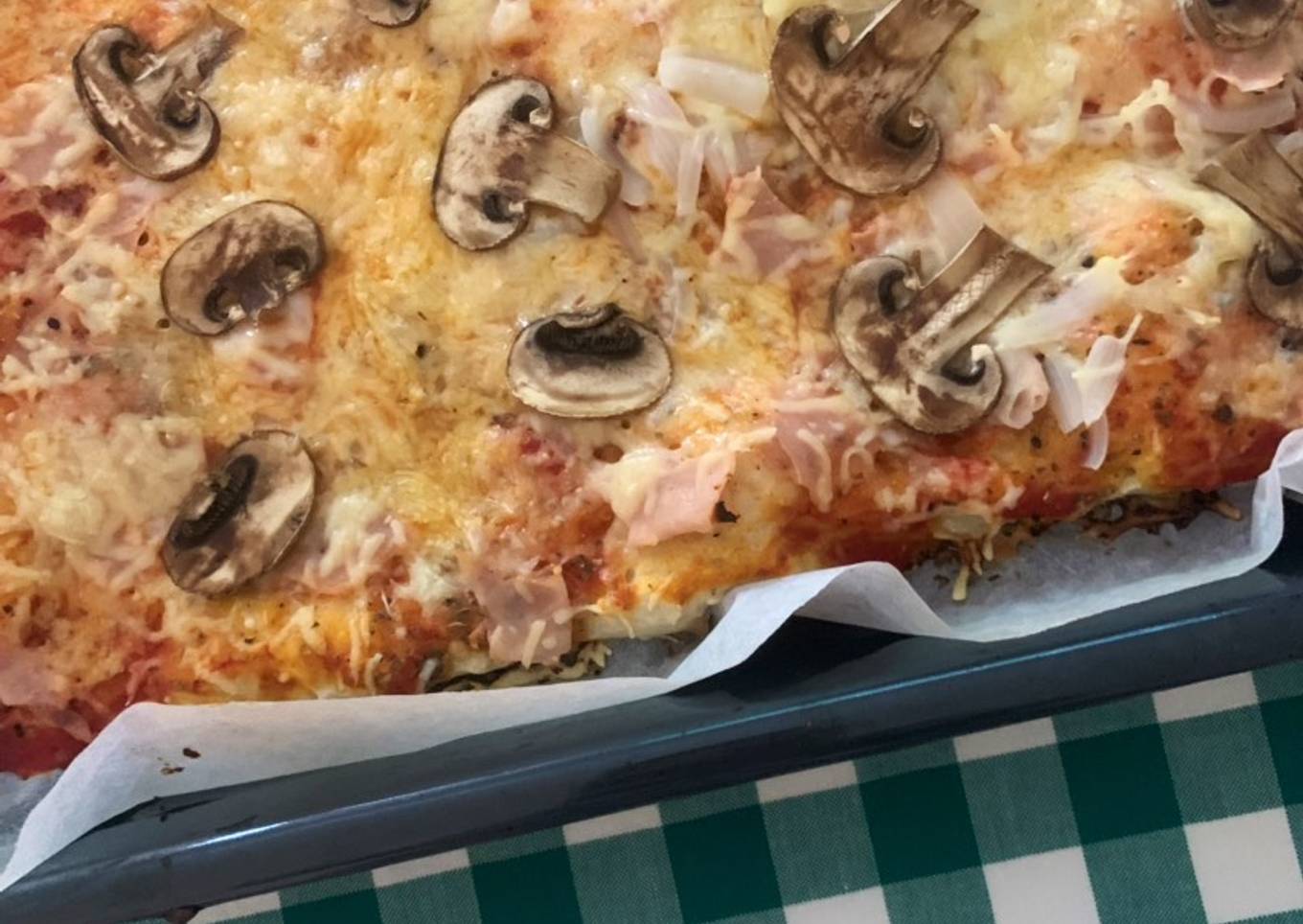 Pizza de masa casera de jamón york y champiñones