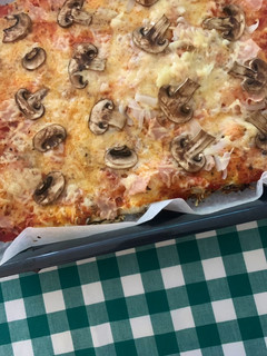 Una foto de Pizza de masa casera de jamón york y champiñones