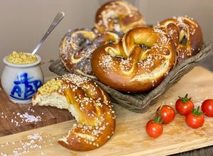 Una foto de 🇩🇪 PRETZELS blandos (“Laugenbrezeln”, Alemania)
