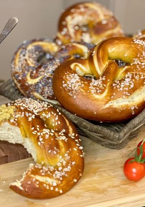 Una foto de 🇩🇪 PRETZELS blandos (“Laugenbrezeln”, Alemania)