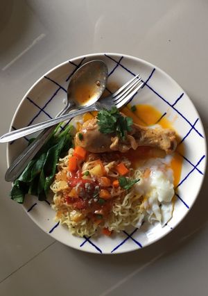 รูปของ บะหมี่ไก่ตุ๋นซอสแดง