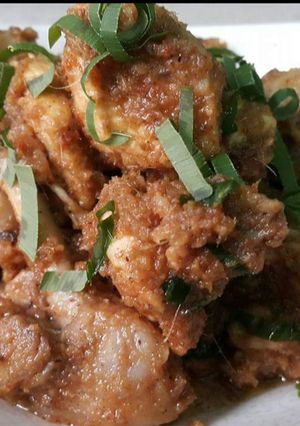A picture of Chicken Rendang (Rendang Ayam).