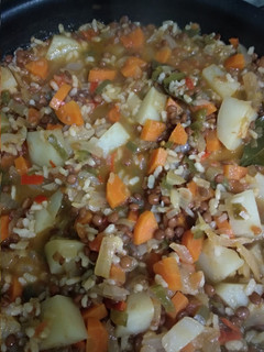 Una foto de Lentejas con arroz y verduras