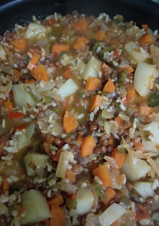 Una foto de Lentejas con arroz y verduras