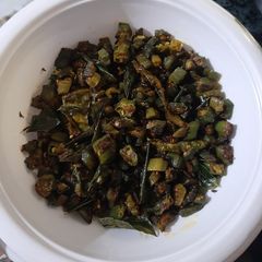 A picture of Crispy bhindi fry with paratha.
