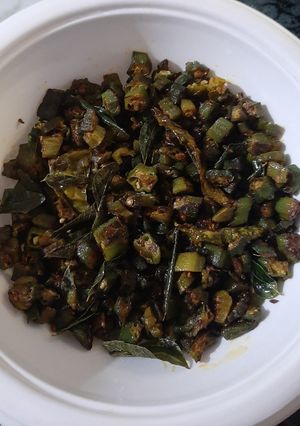 A picture of Crispy bhindi fry with paratha.