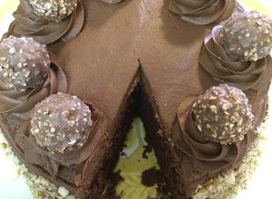 Una foto de Pastel De Chocolate con Ferrero Rocher