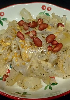 Hình của món Sứa trộn sốt mè rang.