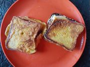 Una foto de sandwich de huevo y tocino
