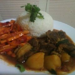 A picture of Rice with beef stew and carrot chillies.