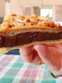 Una foto de Coca de "Sant Joan" de chocolate y praliné de avellana 🔥🔥🔥