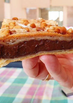 Una foto de Coca de "Sant Joan" de chocolate y praliné de avellana 🔥🔥🔥