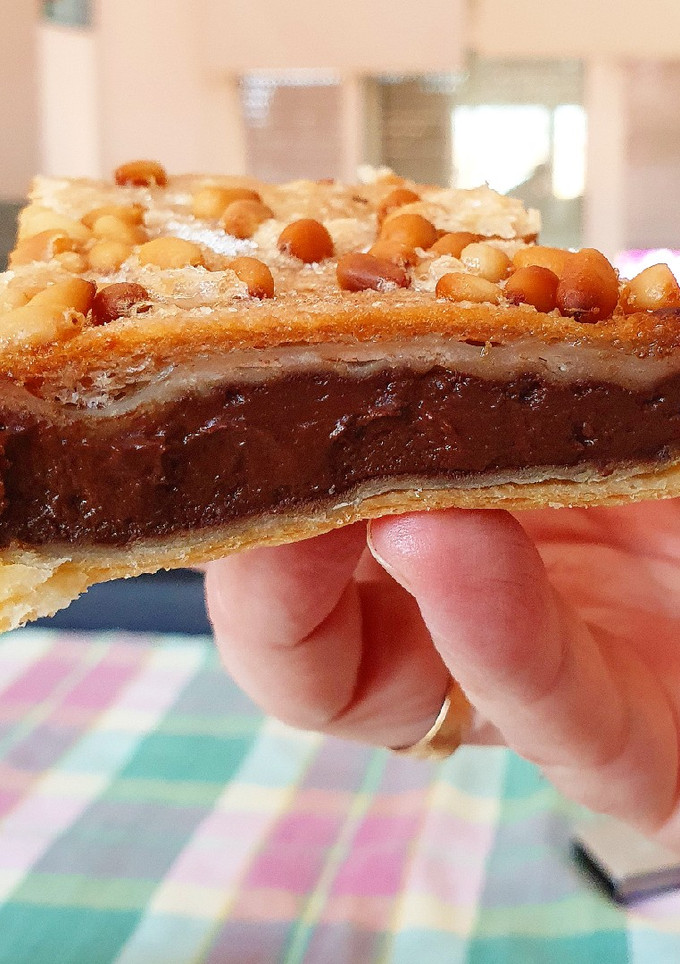Una foto de Coca de "Sant Joan" de chocolate y praliné de avellana 🔥🔥🔥