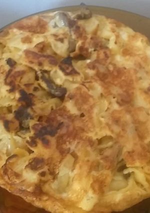 Una foto de Tortilla de fideo con carne y papas fritas