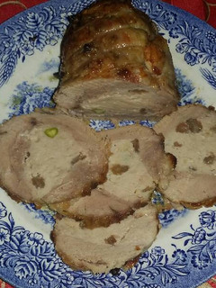 Una foto de Pavo relleno de rulo de cabra, manzana y pistachos🎄