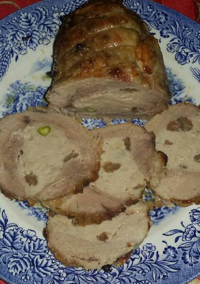 Una foto de Pavo relleno de rulo de cabra, manzana y pistachos🎄