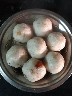 அரிசி மாவு தேங்காய் உப்பு உருண்டை (Arisi maavu thenkaai uppu urundai recipe in tamil) செய்முறை முக்கிய புகைப்படம்